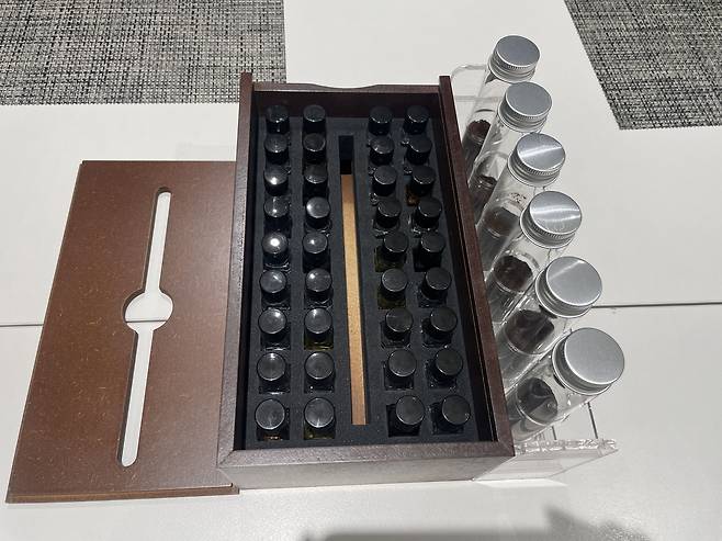 18일 오후 서울 중구 스타벅스 아카데미에서 열린 별다방 클래스 행사 중 '나만의 커피 취향 찾기' 활동에 주어진 아로마 키트와 갈아진 원두. /양범수 기자