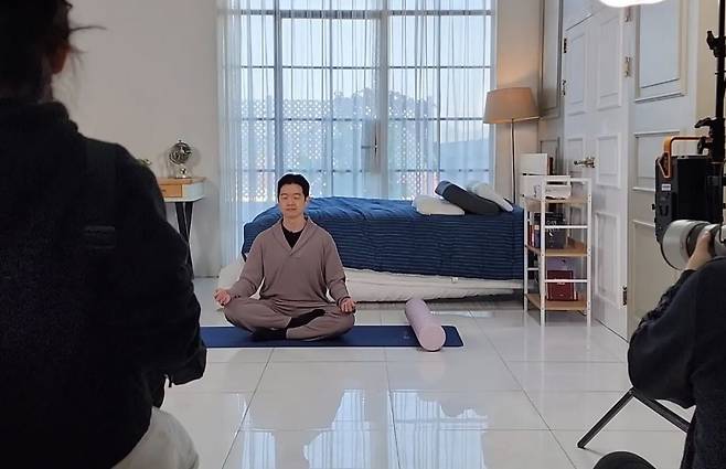 SBS일요특선다큐 방송 촬영 현장. 취침 전 브레이너 제이가 진행하는 수면 루틴을 시연하는 모습.