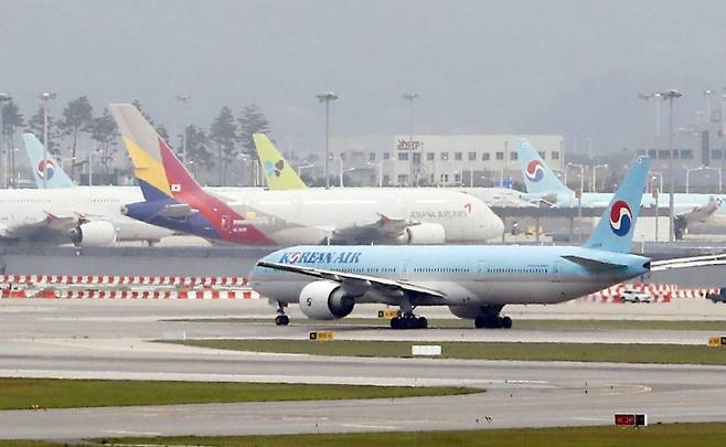 18일 이날 인천국제공항 내 대한항공과 아시아나항공 항공기. 사진=뉴시스