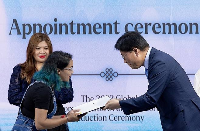 19일 서울 중구 코시스센터 다목적홀에서 열린 ‘2023 외국인 한국문화 홍보 활동가 발대식’에서 김장호 해외문화홍보원 원장이 인도의 프리앙카 벤카타 파비셰티 K-인플루언서에게 임명장을 수여하고 있다.(문화체육관광부 제공)