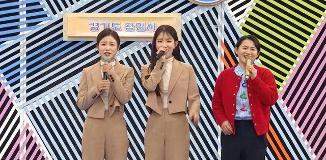 산후조리원에서 처음 만나 육아 동지가 된 곽은진(왼쪽)씨와 이보미씨가 지난 2월 '전국노래자랑'에 출연해 진행자인 김신영과 이야기를 하고 있다. KBS 방송 캡처