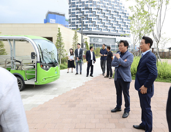 임병택 경기 시흥시장이 18일 관내 거북섬을 방문해 관광 편의시설 등을 살펴보고 있다.[사진=시흥시]