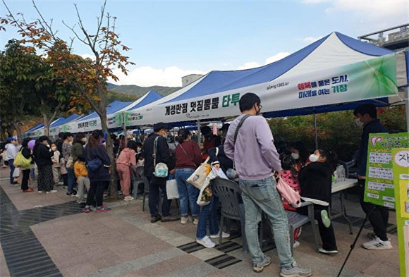 지난해 하반기 부산광역시 기장군 정관 나눔 프리마켓 행사장을 찾은 방문객들의 모습.  [사진=부산광역시 기장군]