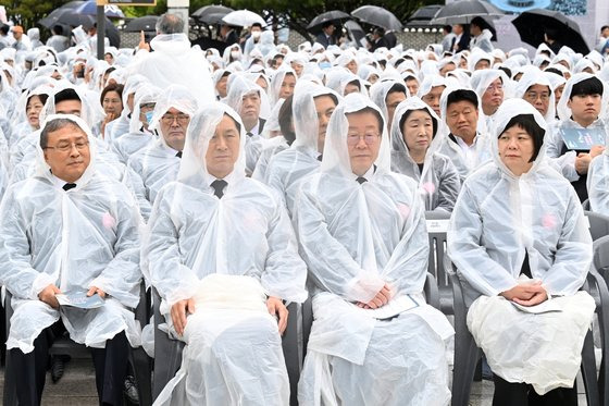 김기현 국민의힘, 이재명 더불어민주당, 이정미 정의당 대표(앞줄 왼쪽 둘째부터)가 18일 광주 국립5·18민주묘지에서 열린 기념식에 참석해 있다. 이날 기념식에는 김진표 국회의장, 김명수 대법원장, 한덕수 국무총리 등과 여야 의원 170여 명이 참석했다. 왼쪽은 유남석 헌재소장. [연합뉴스]