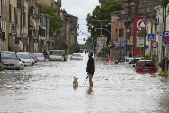 이탈리에 북부 지역에서 한 남성이 물에 잠긴 거리를 걷고 있다. AP=연합뉴스