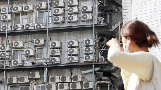 서울 중구 한 건물 외벽에 에어컨 실외기가 줄지어 설치돼 있다. 뉴시스