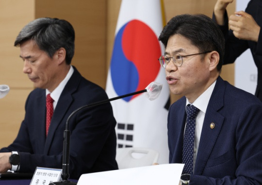 Yoo Guk-hee (right), chair of the Nuclear Safety and Security Commission who will lead the inspection team to examine the contaminated water from the Fukushima Daiichi Nuclear Power Plant in Japan, announces his team at the government office in Seoul on the morning of May 19. Yonhap News