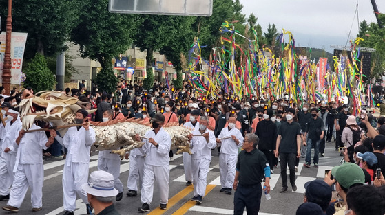 The Gangneung Danoje Festival is designated both as UNESCO Intangible Cultural Heritage and National Intangible Cultural Heritage. [YONHAP]