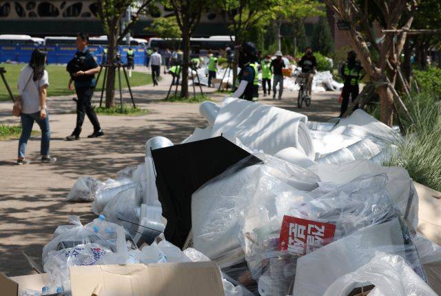 지난 17일 오후 서울광장에 전날 노숙 시위를 한 민주노총 조합원들이 사용한 물품들이 쌓여 있다. 연합뉴스