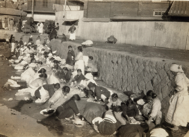 청계천에서 빨래하는 여인들. 1930년대 촬영 [국립민속박물관]