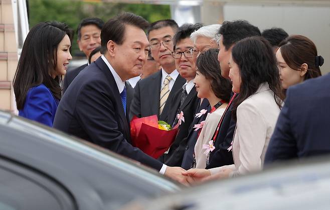 윤석열 대통령과 부인 김건희 여사(맨 왼쪽)가 19일 열린 주요 7개국(G7) 정상회의에 참석하기 위해 일본 히로시마공항에 도착해 환영하는 인사들과 악수하고 있다. 이승환 기자