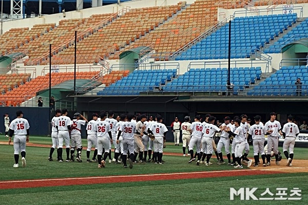 인천고 선수들이 우승후보 덕수고를 꺾고 기뻐하고 있다. 사진(목동)=김근한 기자