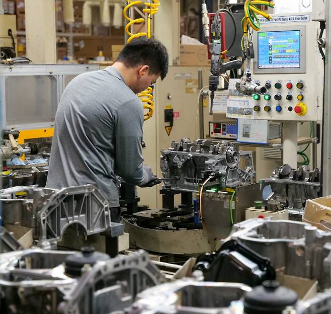 르노코리아 부산공장은 최고의 품질을 자신한다. 사진은 르노코리아 엔진공장에서 근로자가 조립작업을 하는 모습. /사잔=르노코리아