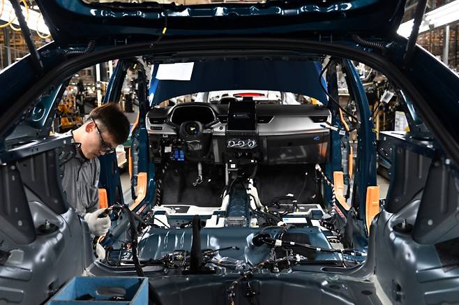 르노코리아는 부산공장에서 생산된 완성차의 품질을 최고라고 자부한다. 사진은 근로자가 르노코리아 부산공장 조립라인에서 일하는 모습. /사진=르노코리아