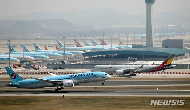 [인천공항=뉴시스] 이영환 기자 = 사진은 인천국제공항 활주로에서 국적항공사의 여객기가 이륙하는 모습. 2023.05.19. 20hwan@newsis.com