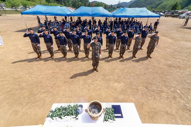 [화천=뉴시스] 김경목 기자 = 17일 오전 김진호 육군 제7보병사단(칠성부대) 사단장과 장병들이 강원 화천군 독수리여단 연병장에서 열린 6·25전쟁 전사자 유해 발굴 개토식에서 거수경례를 하고 있다.  (사진=육군 제7보병사단 제공) 2023.05.17. photo@newsis.com *재판매 및 DB 금지