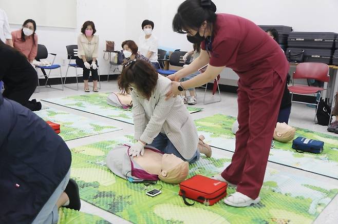 대전 을지대병원이 지난 18일부터 2일 동안 협력 의료기관 직원을 대상으로 심폐소생술 교육을 벌였다.(사진=대전을지대학교병원 제공) *재판매 및 DB 금지