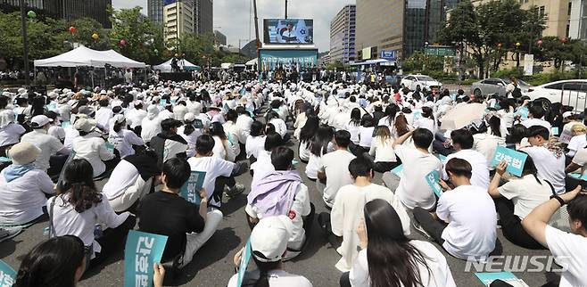 [서울=뉴시스] 최진석 기자 = 대한간호협회 소속 간호사들이 19일 오후 서울 종로구 세종대로에서 간호법 거부권 행사 규탄 총궐기대회를 하고 있다. 2023.05.19. myjs@newsis.com