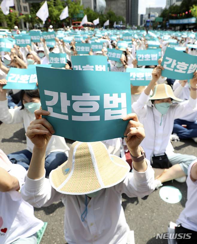 [서울=뉴시스] 최진석 기자 = 대한간호협회 소속 간호사들이 19일 오후 서울 종로구 세종대로에서 간호법 거부권 행사 규탄 총궐기대회를 하고 있다. 2023.05.19. myjs@newsis.com
