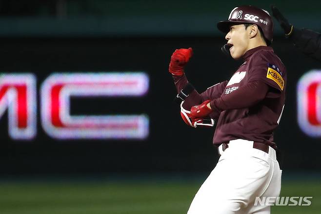 [인천=뉴시스] 정병혁 기자 = 7일 인천 SSG랜더스필드에서 열린 2022 KBO 한국시리즈 5차전 키움 히어로즈와 SSG 랜더스의 경기, 2회초 무사 주자 없는 상황 키움 송성문이 2루타를 친 뒤 기뻐하고 있다. 2022.11.07. jhope@newsis.com