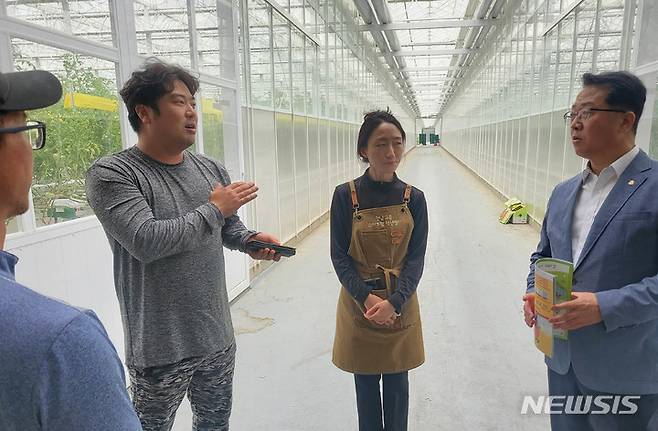 [고흥=뉴시스] 이창우 기자=문금주 전남도 행정부지사(오른쪽)가 19일 고흥 스마트팜 혁신밸리를 방문해 현화을 청취하고 시설물을 둘러보고 있다. (사진=전남도 제공) 2023.05.19. photo@newsis.com *재판매 및 DB 금지