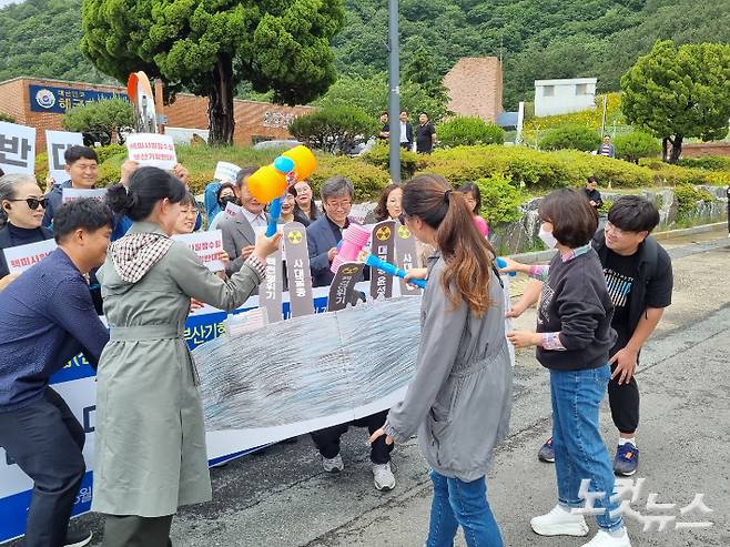 19일 부산 남구 해군작전사령부 부산작전기지 앞에서 부산지역 시민단체 활동가들이 핵 미사일을 부수는 퍼포먼스를 하고 있다. 박진홍 기자