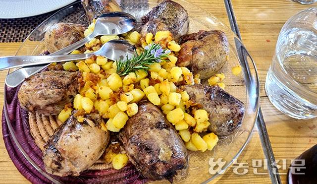 비둘기 고기로 만든 요리. 리오넬씨 부인이 농장 옆에서 운영하는 식당에서 제공하는 것이다.