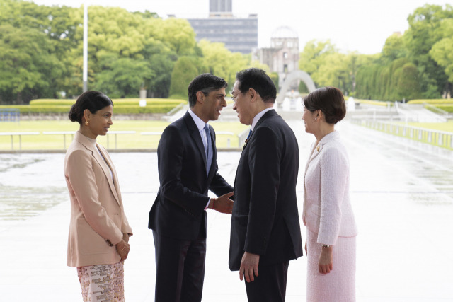 리시 수낵 영국 총리가 19일 일본 히로시마에서 열리는 주요 7개국(G7) 회의에 참석해 기시다 후미오 일본 총리와 인사하고 있다.AP연합뉴스