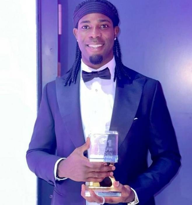 ▲ 스위스 리그 최우수 골키퍼 상을 받은 아티 지기