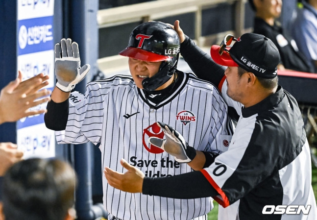 LG 트윈스와 KT 위즈가 17일 서울 잠실구장에서 2023 신한은행 SOL KBO 리그 맞대결을 벌였다. 이재원이 4회말 1사 후 LG 홍창기의 적시타 때 홈을 밟은 뒤 더그아웃에서 이호준 코치의 축하를 받고 있다.