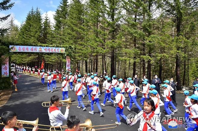 김정은에게 바치는 충성의 편지 이어달리기 출발모임 (평양 조선중앙통신=연합뉴스)  전국소년단원들의 충성의 편지 이어달리기 출발모임이 18일 백두산밀영에서 진행됐다고 조선중앙통신은 19일 보도했다. 이 모임은 김정은 국무위원장에게 북한 소년단원들이 바치는 충성의 편지 전달모임이다. 2023.5.19 
    [국내에서만 사용가능. 재배포 금지. For Use Only in the Republic of Korea. No Redistribution] nkphoto@yna.co.kr