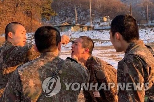 방탄소년단 진, 신병교육대대 조교 된다…자대 배치 (서울=연합뉴스) 그룹 방탄소년단(BTS)의 진(31·본명 김석진)이 5사단 신병교육대대에 조교로 자대배치를 받았다고 육군이 13일 밝혔다. 사진은 화생방 훈련 후 진의 모습. 2023.1.13 ['육군훈련소 대신 전해드립니다' 캡처. 재판매 및 DB 금지]