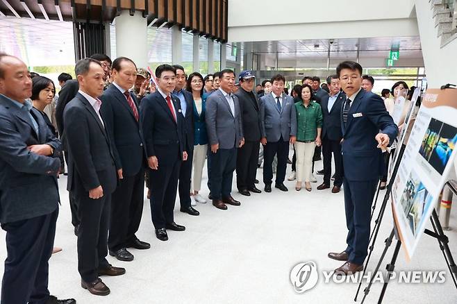 충남 계룡시 병영체험관 준공 (계룡=연합뉴스) 이응우 충남 계룡시장과 계룡시 관계자들이 19일 오후 신도안면 병영체험관 준공식에 참석한 뒤 내부 시설을 둘러보고 있다. 2023.5.19 [계룡시청 제공. 재판매 및 DB 금지] coolee@yna.co.kr