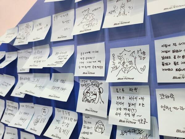 - 한편에는 유저들의 마음이 담긴 포스티잇이 붙어있다