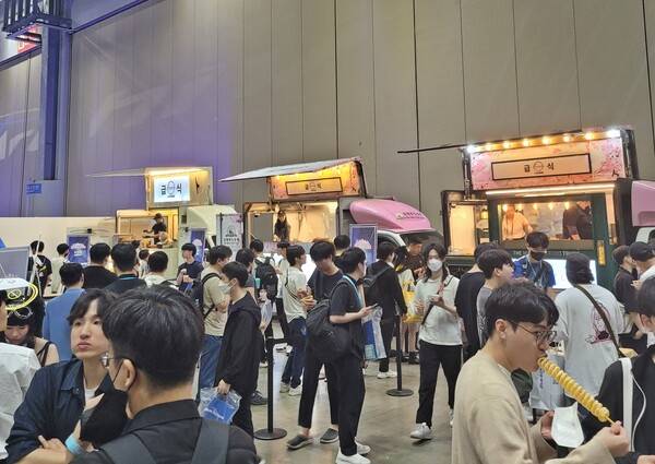 - 푸드존에도 많은 인파가 몰렸다