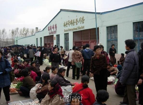 북한 장마당 전경 (자료사진) ⓒ미국민주주의기금(NED) 홈페이지 갈무