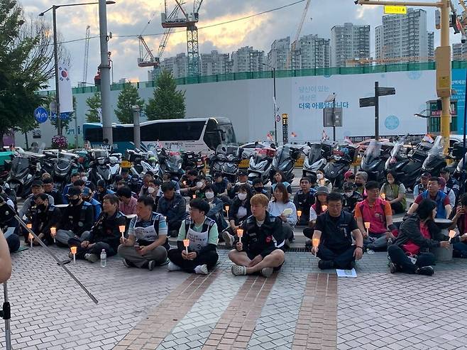 민주노총 서비스연맹 배달플랫폼노조 조합원들이 5월 17일 서울 송파구 우아한형제들 사옥 앞에서 촛불집회를 열고 9년째 동결된 기본 배달료 3천원을 인상하라고 촉구하고 있다. 배달플랫폼노조 제공