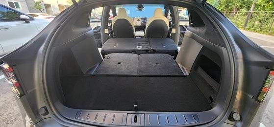 19일 경기도 성남시에서 시승한 테슬라 모델X. 2열과 3열 시트를 앞으로 젖히니 차박이 가능해 보였다. 김민상 기자