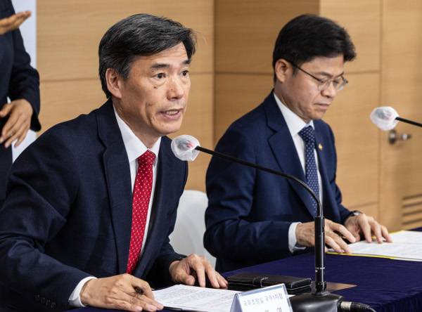 박구연 국무조정실 1차장(왼쪽)과 후쿠시마 원전 전문가 현장 시찰단장인 유국희 원자력안전위 위원장이 19일 오전 서울 종로구 정부서울청사에서 후쿠시마 원전 오염수 전문가 현장시찰단 구성과 현지 일정 등을  발표하고 있다. 연합뉴스