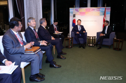 G7 정상회의 참석차 일본을 방문하고 있는 윤석열 대통령이 20일 그랜드프린스호텔에서 리시 수낵 영국 총리와 한·영 정상회담을 하고 있다. 뉴시스