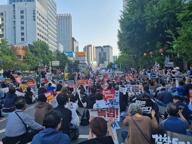 [서울=뉴시스] 김진엽 기자 = 촛불행동이 20일 오후 서울 세종대로 2개 차로에서 '40차 촛불대행진' 집회를 열었다. *재판매 및 DB 금지