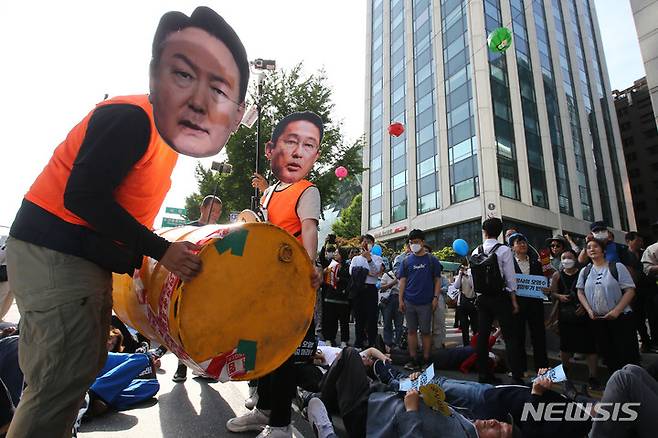 [서울=뉴시스] 권창회 기자 = 오염수저지공동행동 회원들이 20일 오후 서울 중구을지로 일대에서 열린 일본 방사선 오염수 해양투기 저지 전국 행동의 날 행진을 마치고 퍼포먼스를 하고 있다. 2023.05.20. kch0523@newsis.com
