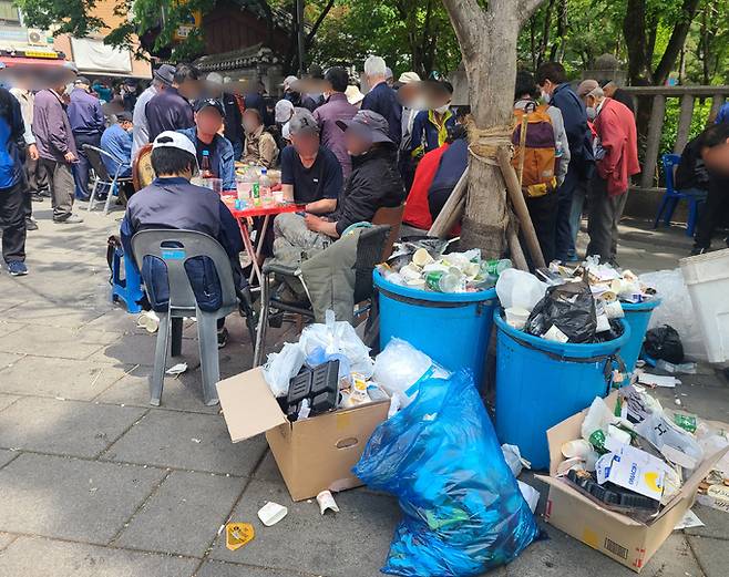 서울 종로구 탑골공원 인근에서 삼삼오오 모여 장기를 두거나 술을 마시고 있는 시민들.