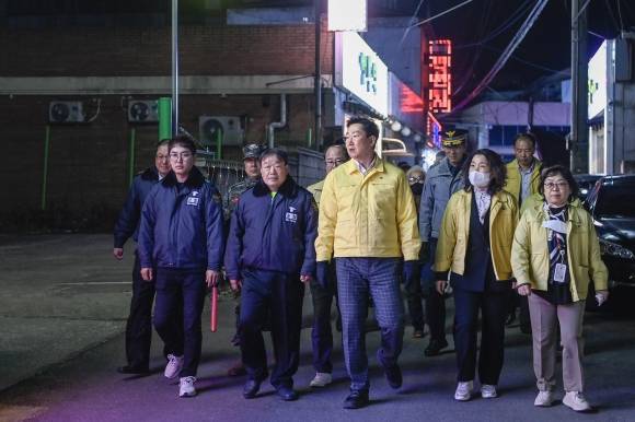 원강수 원주시장(가운데)과 자율방범 합동순찰대가 지난 3월 16일 학성동 성매매 집결지를 순찰하고 있다. - 원주시 제공