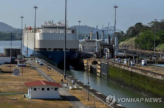 지난달 24일(현지시간) 파나마 운하를 지나는 선박의 모습 [AFP 연합뉴스 자료사진. 재판매 및 DB 금지]