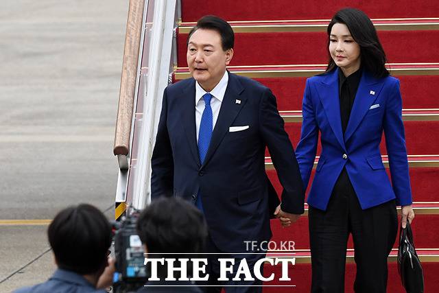 윤석열 대통령(왼쪽)과 부인 김건희 여사가 주요 7개국(G7) 정상회의 일정을 마치고 21일 오후 경기도 성남시 서울공항을 통해 귀국하고 있다. /성남=남용희 기자