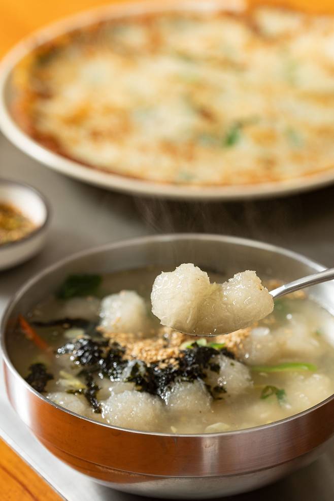 '2023 강릉 관광 브랜드 공연' 프레 페스티벌에서 선보이는 5개의 공연 중 '옹칼의 비밀'은 강릉 일대 대표 음식인 '감자옹심이'와 '장칼국수'의 탄생 비화를 소재로 한 작품이다. 사진은 병산동 감자옹심이마을 '논가집 옹심이'의 감자옹심이. / 임화승 영상미디어 기자