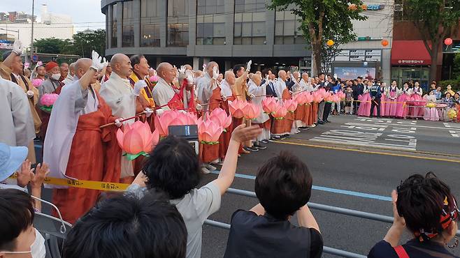 20일 오후 7시 연등행렬이 시작하기 직전의 모습 /박혜연 기자