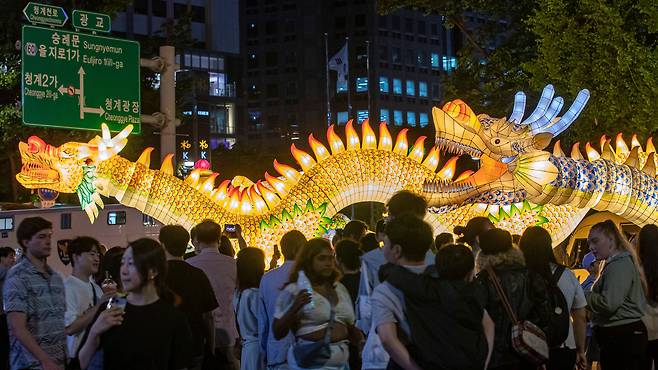 부처님오신날 1주일 앞둔 2023년 5월 20일 오후 서울 종로 일대에서 연등행렬이 열리고 있다. 국가무형문화재 제122호이자 유네스코 인류무형문화유산으로 지정된 연등회는 기록상 신라 경문왕 6년(866년)에 등장해 1200년 가까이 이어진 불교 문화 행사다. /김지호 기자