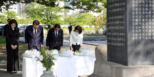 G7 정상회의 참관국 자격으로 일본을 방문 중인 윤석열 대통령과 부인 김건희 여사, 기시다 후미오 일본 총리와 부인 기시다 유코 여사가  21일 히로시마 평화기념공원 내 한국인 원폭 희생자 위령비를 공동 참배하고 있다. 연합뉴스